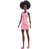 Mattel Barbie Fashion Doll con Abito Rosa Logo Barbie, Capelli Afro