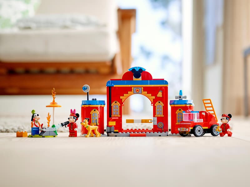 10776 Lego  Disney  Caserma dei pompieri e fuoristrada antincendio di Topolino