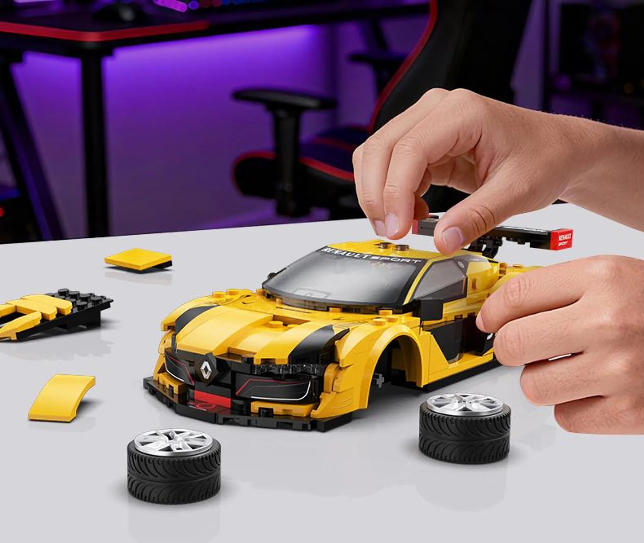 C51094W  CaDA Renault Sport RS.01 Auto RC da Costruire 294 Pezzi Scala 1:20