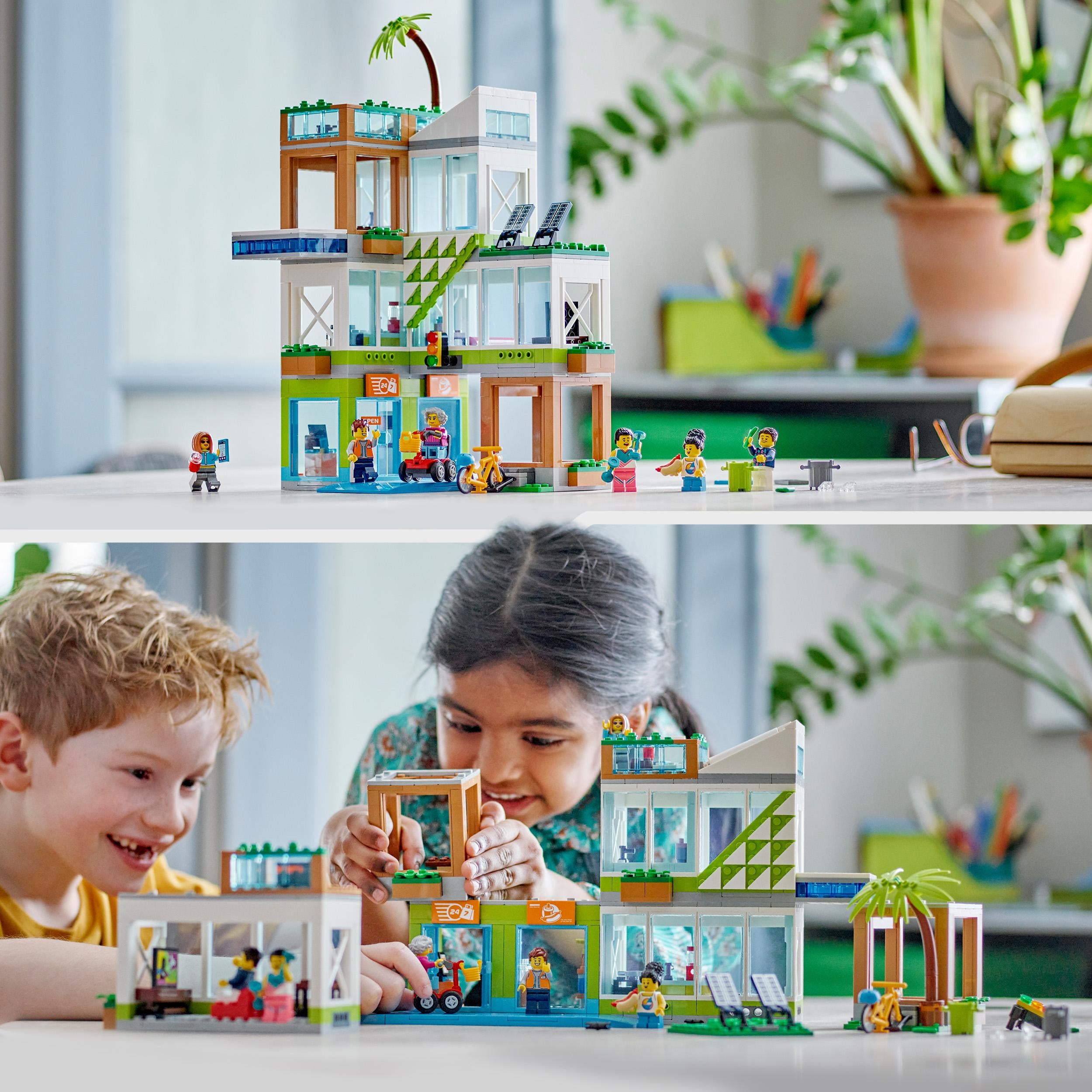 LEGO City 60365 Condomini Modular Building Set con Stanze Combinabili e 6  Minifigure Regalo Compleanno per