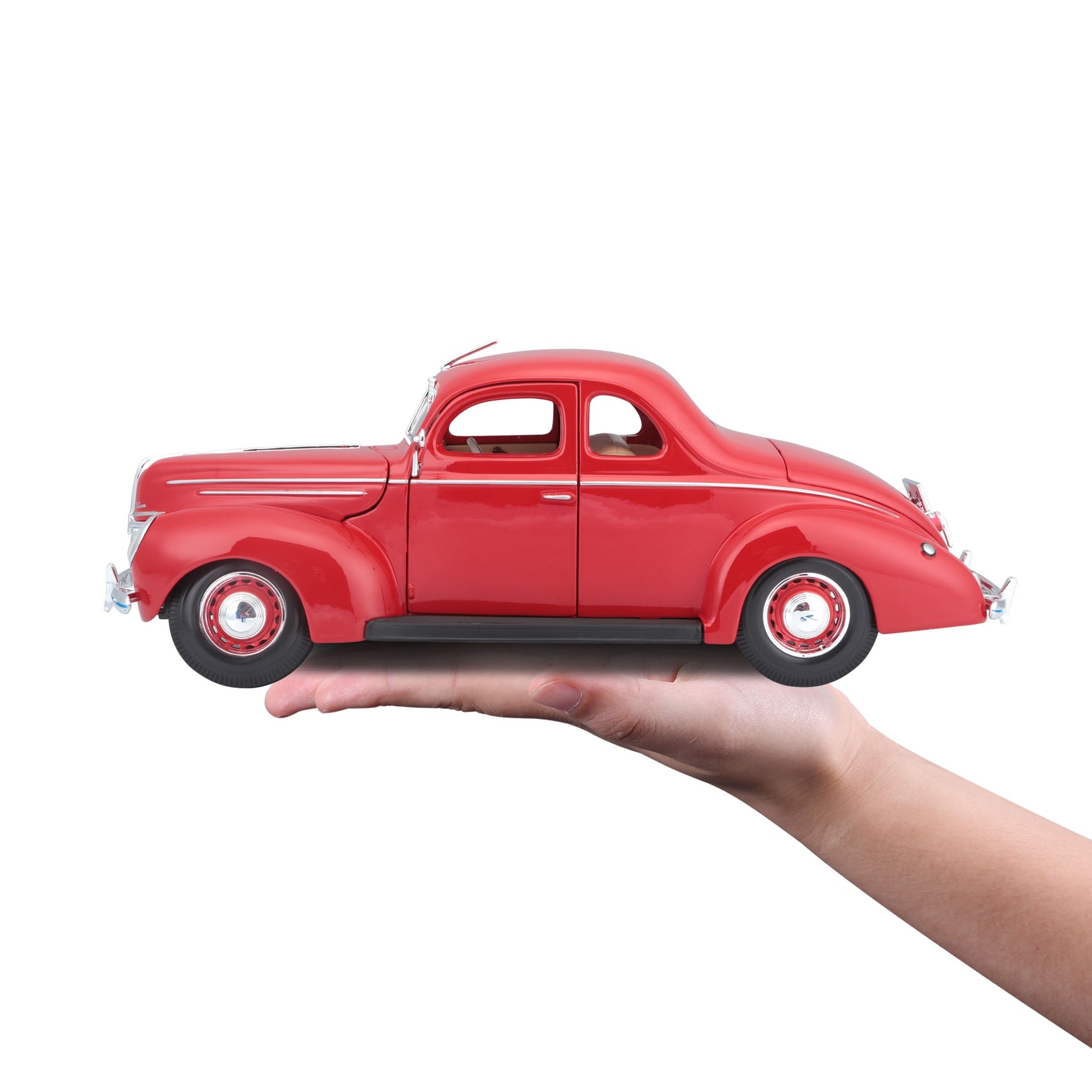 10-31180 RD Bburago Maisto 1:18 - 1939 Ford Deluxe Coupe Rossa