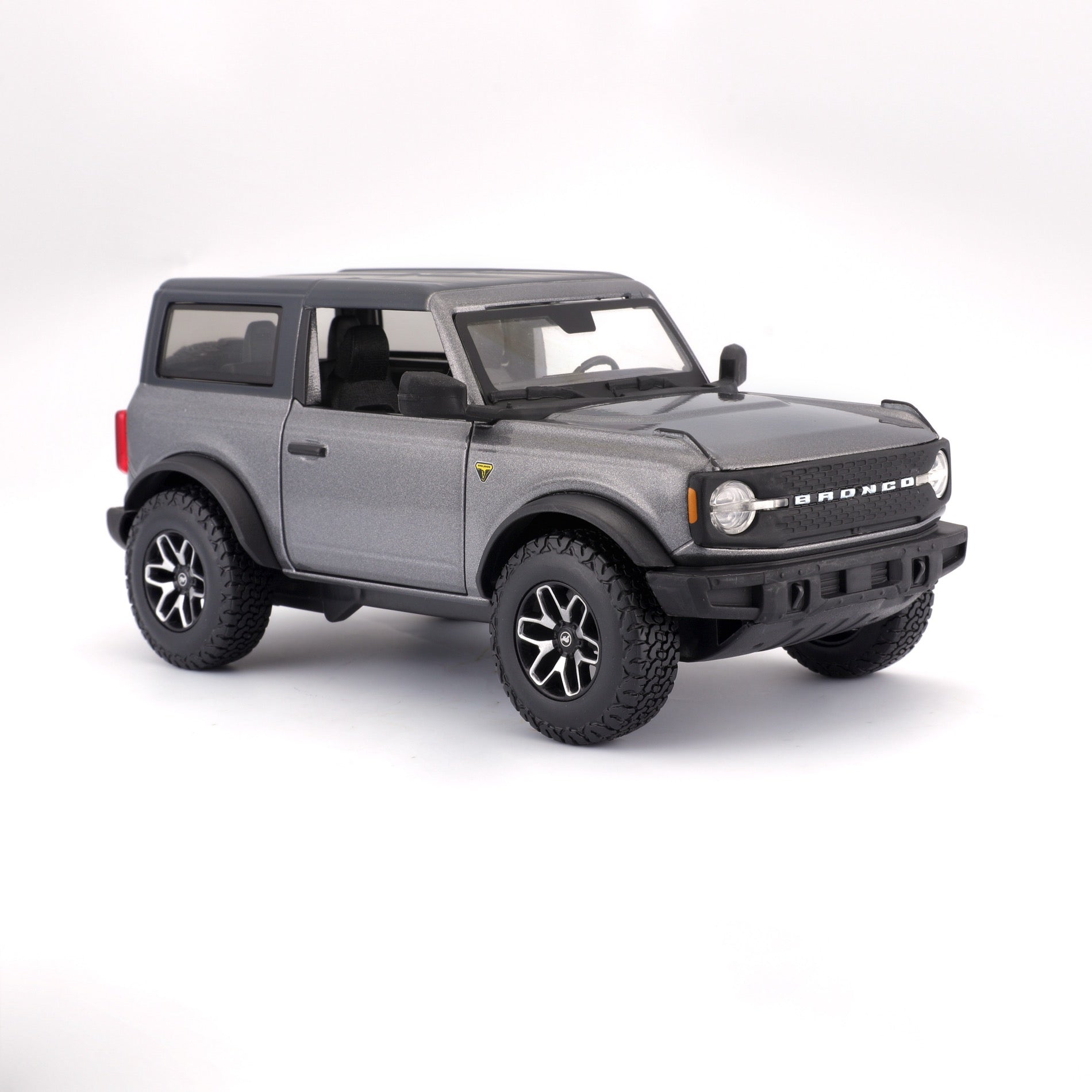 10-31530 Bburago 1:24 2021 Ford Bronco (versione 2 porte) Grigio Nero