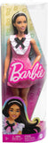 HJT06 Mattel  Barbie Fashionistas  con Capelli Neri, Abito Rosa a Quadri