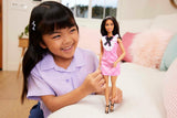 HJT06 Mattel  Barbie Fashionistas  con Capelli Neri, Abito Rosa a Quadri